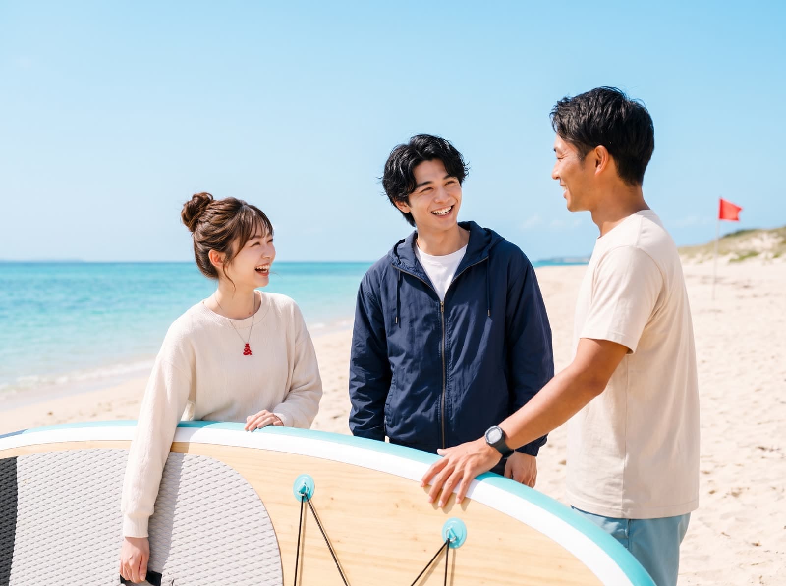 映像で見た体験の場所へ実際に出かけ、浜辺で話している様子